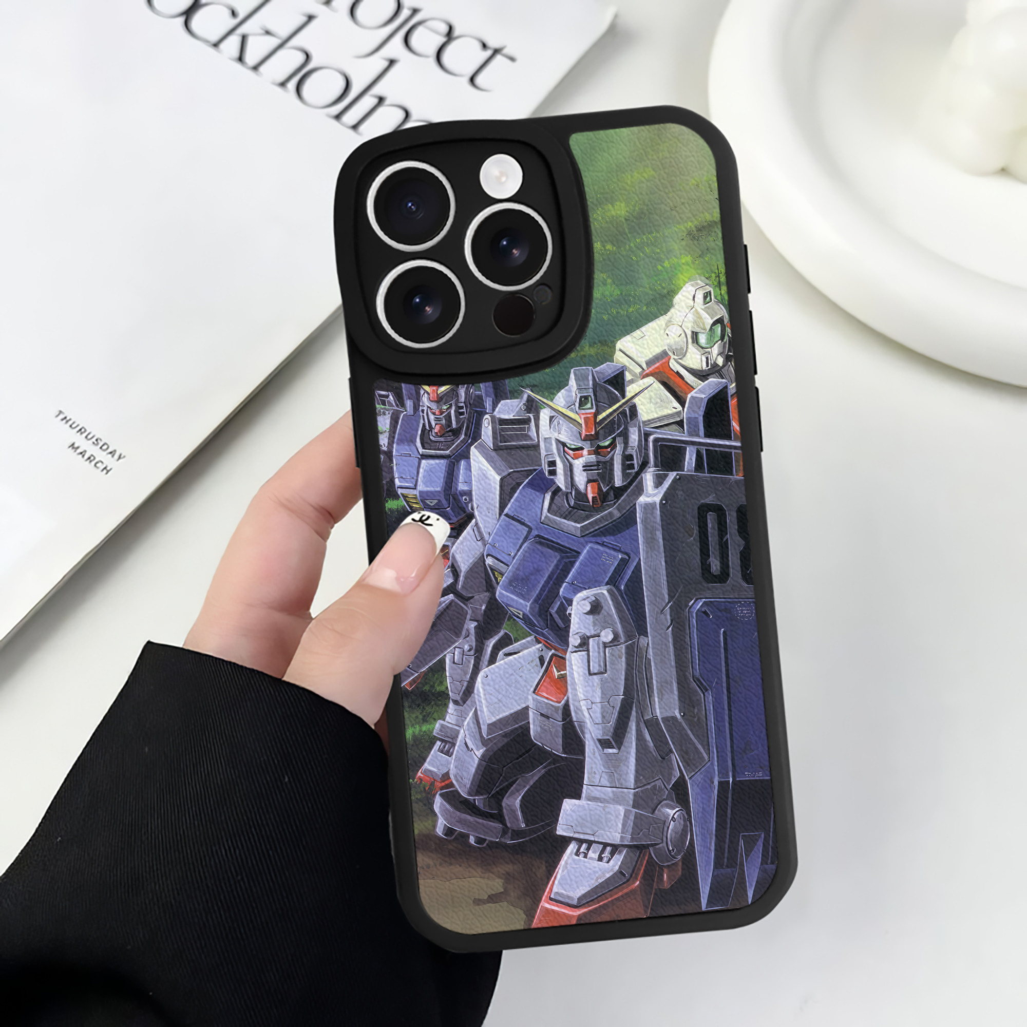 （画像用） 機動戦士ガンダム Mobile Suit Gundam 【iPhone 16シリーズ対応】シリコンスマホケース（レザー調） 材質：シリコン